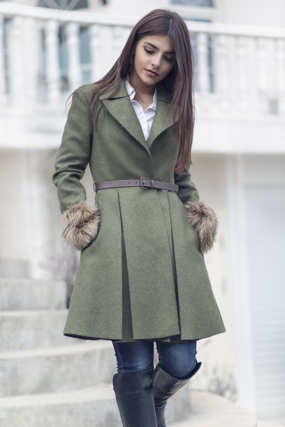 时尚的黑发女商人走出她的办公室图片下载