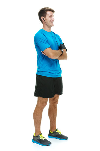 微笑的男跑步者双臂交叉站着图片下载