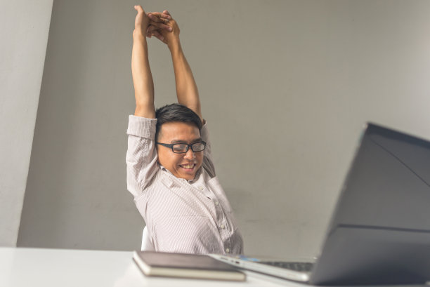 完成任务后，年轻人感到很放松图片下载