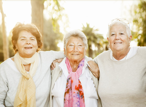 老朋友们在公园里玩得很开心图片下载