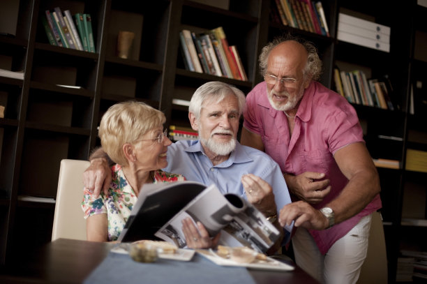 资深夫妇和建筑师之间的会议图片下载
