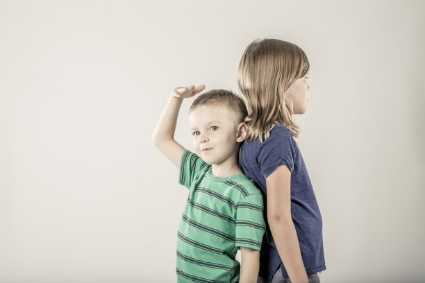 可爱的兄弟姐妹比较身高图片下载