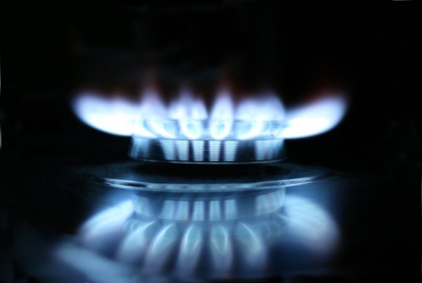 煤气灶燃烧器反射的蓝色火焰图像图片下载