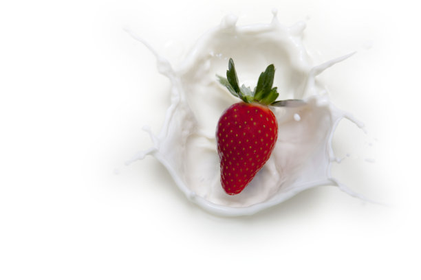 草莓掉进牛奶里图片下载
