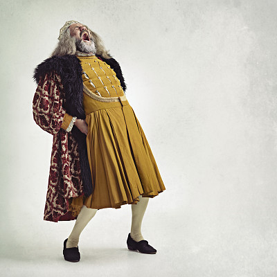 站在白色背景下的妇女的后视图图片下载