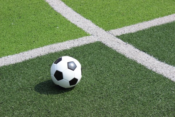 场上的足球图片下载