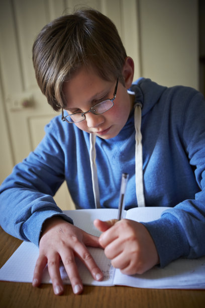 小男孩在做作业图片下载