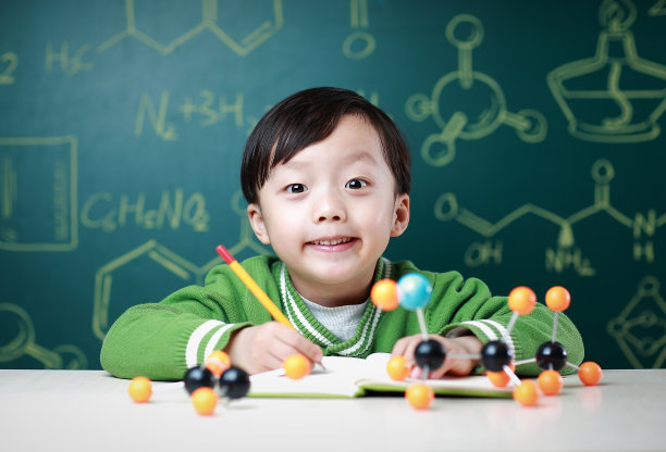 孩子学习化学图片下载