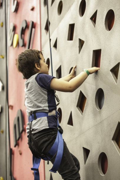 男孩室内攀岩图片下载