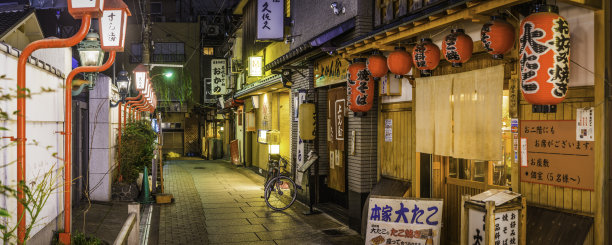 日本安静的小巷全景餐馆酒吧夜光照耀的大阪图片下载