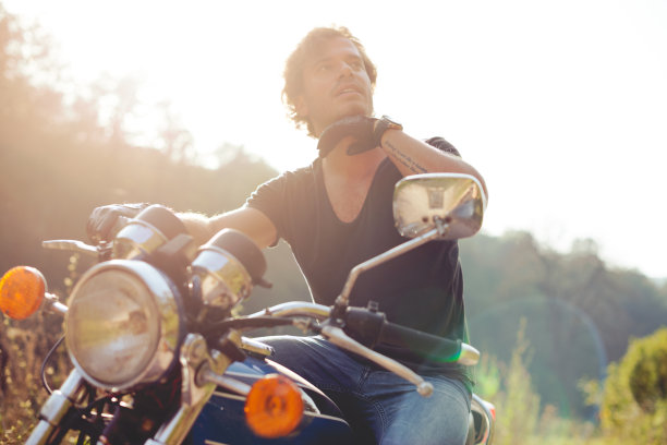 摩托车上的人图片下载