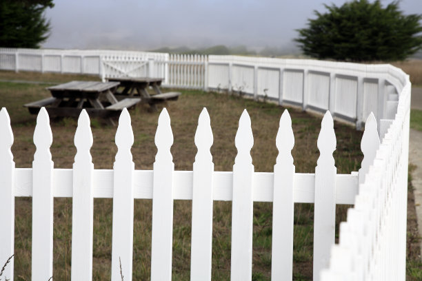 木制的白色尖桩栅栏图片下载