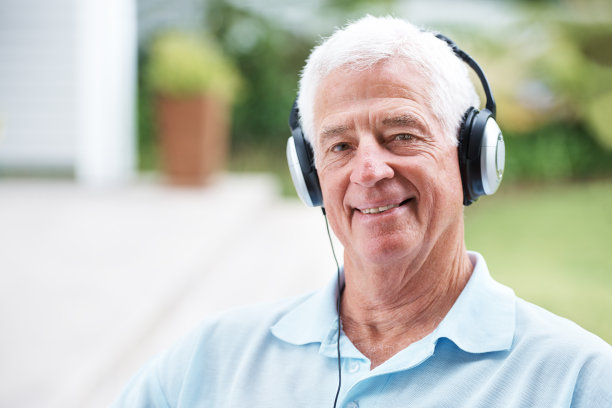 在户外听他最喜欢的歌曲图片下载