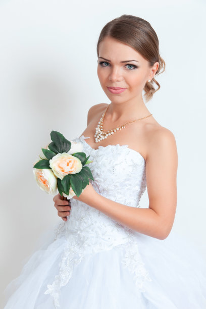 穿着礼服的年轻新娘图片下载