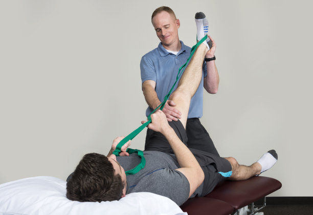 腿部伸展与带子在物理治疗图片下载