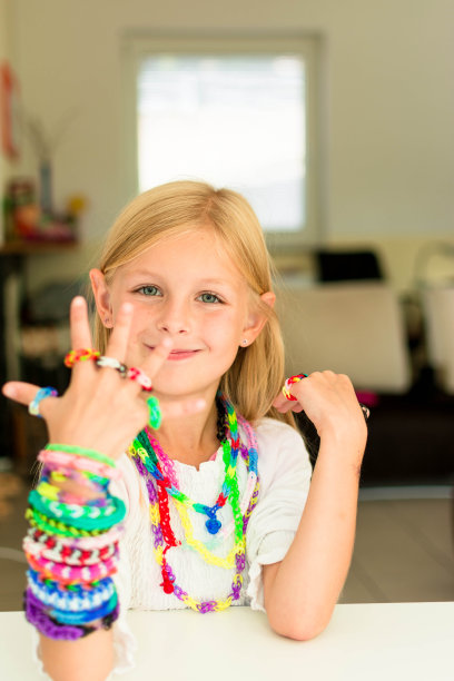 编织一个少女手上的手镯图片下载