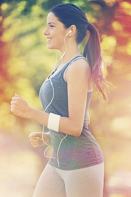 她正在努力健身图片下载