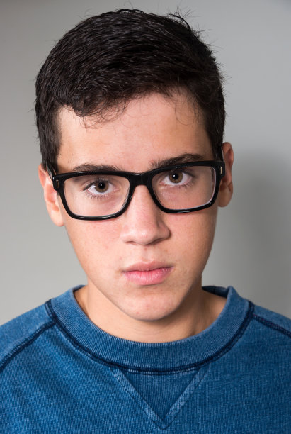 沉思的少年图片下载