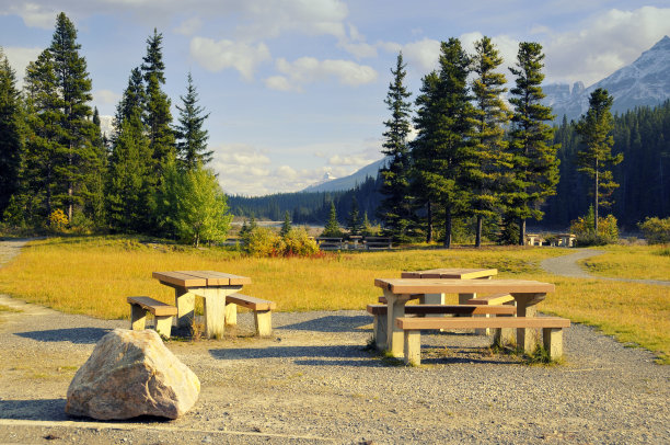 野餐地点附近的河流在落基山脉图片下载