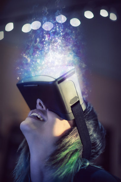 年轻女子看起来着迷于虚拟现实耳机图片下载