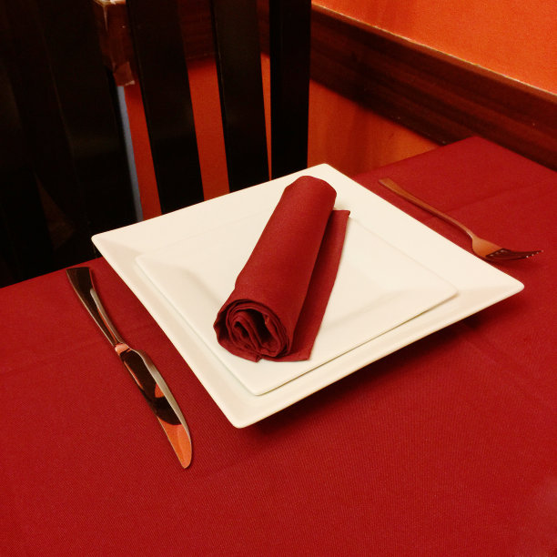 餐巾、盘子、刀叉放在桌上图片下载