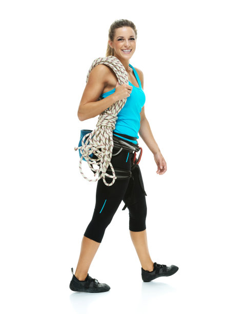 微笑的女攀岩者拿着绳子走着图片下载