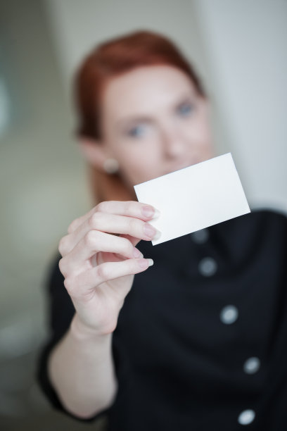 红发美女拿着购物卡图片下载