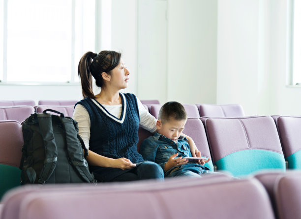 年轻的母亲和儿子在机场图片下载