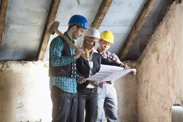 重建老房子的建筑师和建筑工人图片下载