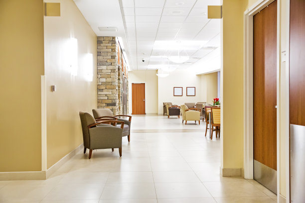 空的医院候诊室和走廊图片下载