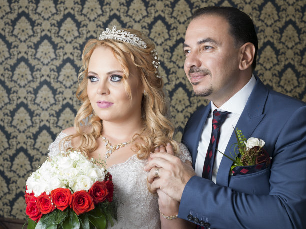 幸福的新娘和新郎肖像图片下载