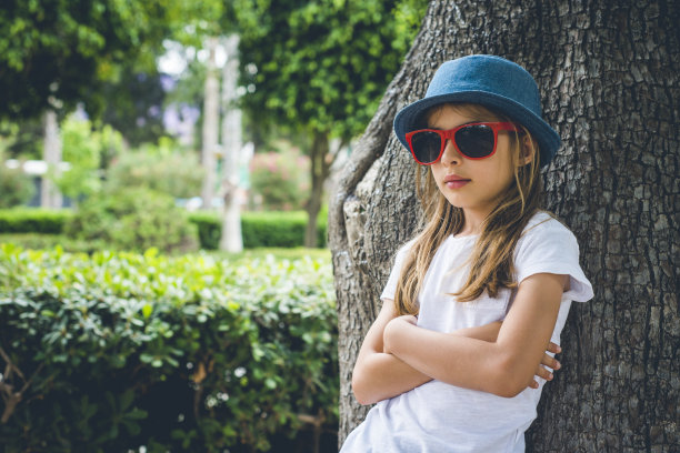 在公园里摆姿势的小女孩图片下载