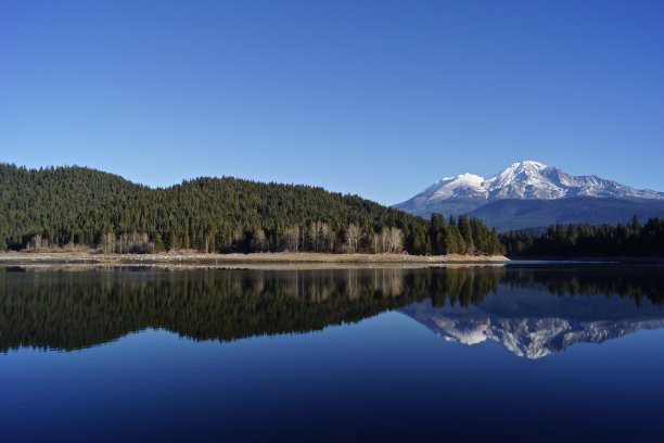 湖Siskiyou成熟图片下载