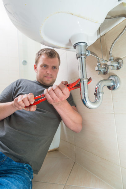 水管工修理下水道图片下载