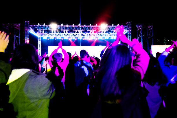 在音乐会上举手图片下载