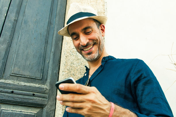 成熟帅哥打字短信。图片下载