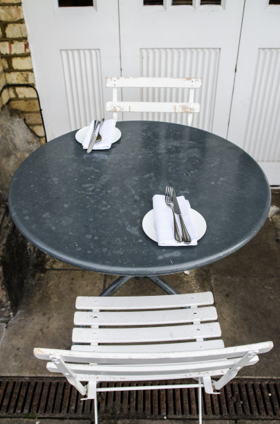 餐厅露台上的空桌子图片下载