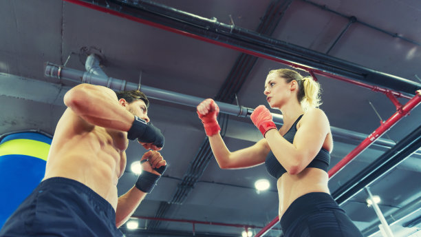 拳台上的男人和女人图片下载