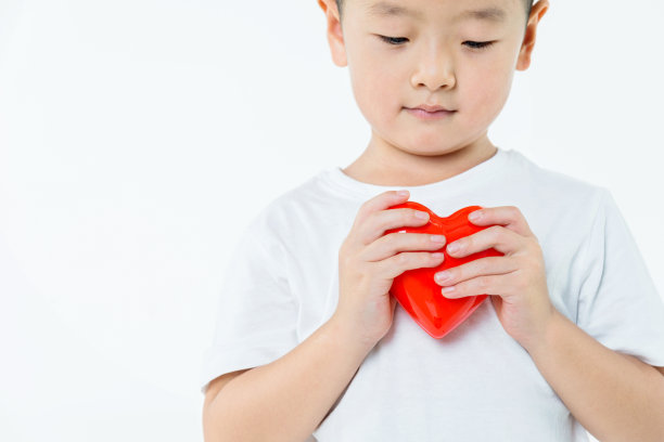 小男孩拿着一颗红心图片下载