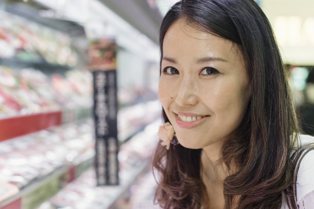 年轻女子在超市里图片下载