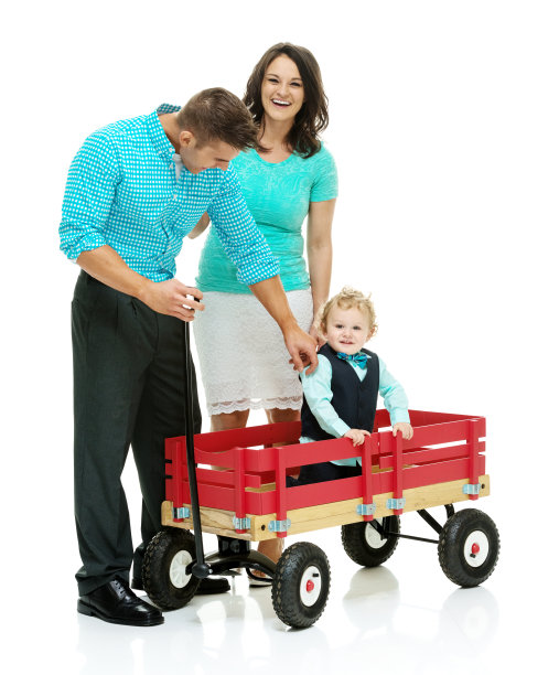 快乐的夫妇和他们的孩子玩图片下载