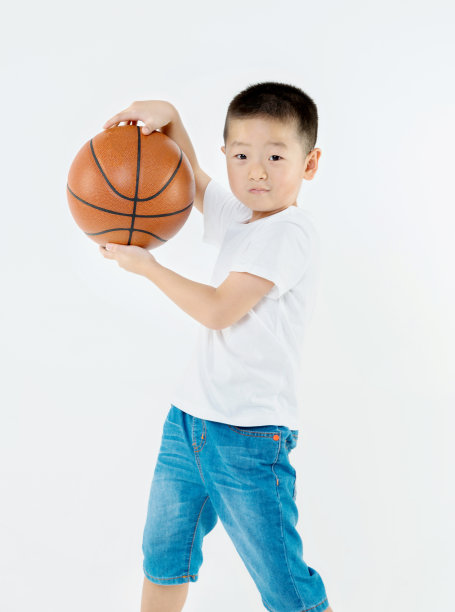 亚洲小男孩拿着一个篮球素材图片
