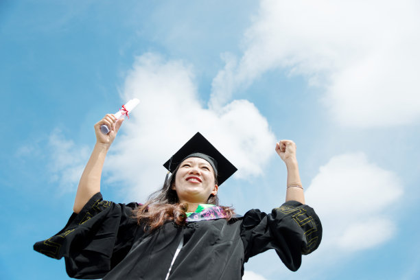 快乐的女研究生图片下载