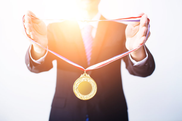 商人赠送金牌图片下载