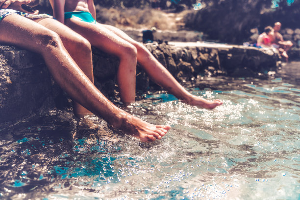 一家人在蓝色海边的码头放松图片下载