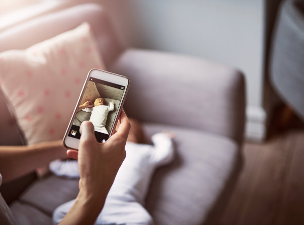 手机里满是她第一个孩子的照片图片下载