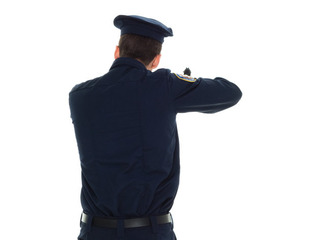 警察持枪行动的后视图图片下载