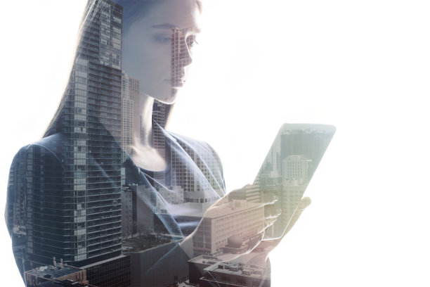 拥有平板电脑的女商人图片下载