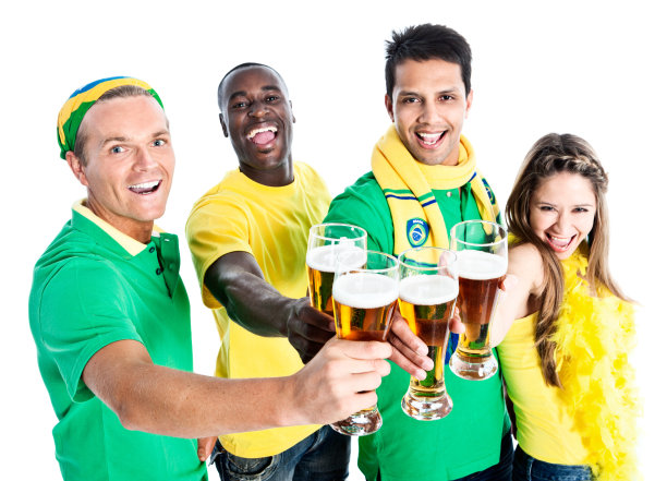 四个微笑的体育迷用啤酒为他们的球队祝酒图片下载