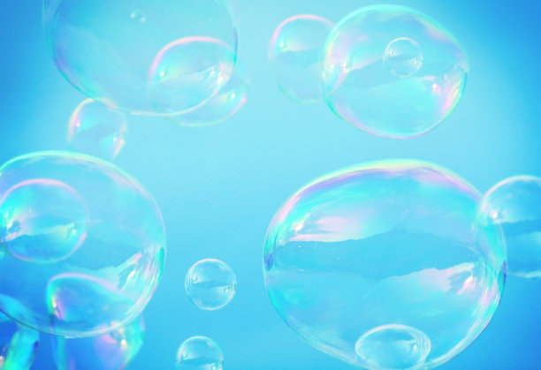 肥皂泡在蓝色的背景上飞舞图片下载